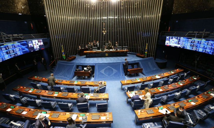 Senado aprova PEC com pacote de auxílios a carentes e a caminhoneiros