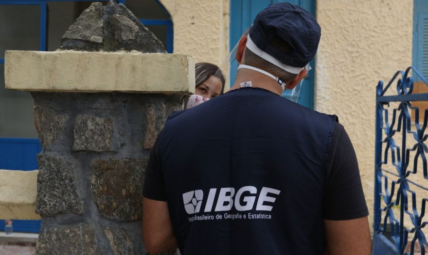 Recenseadores do IBGE fazem greve por melhores condições de trabalho