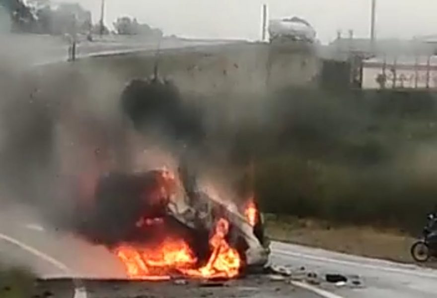 Carro capota e pega fogo na PR-151 em Carambeí