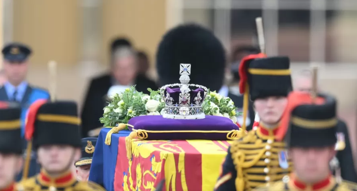 Família real, líderes mundiais e público se reúnem para funeral da rainha Elizabeth II