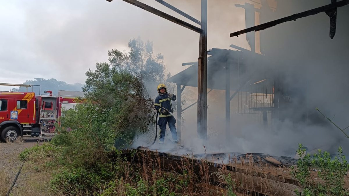 Fotos: Incêndio em antiga oficina da Rede Ferroviária mobiliza Corpo de Bombeiros em PG