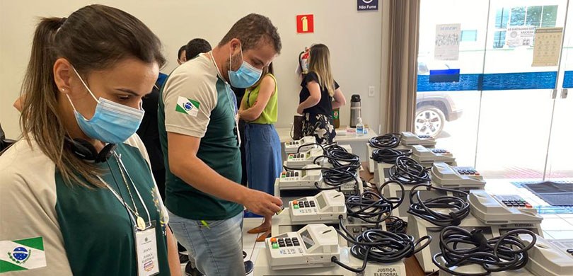 Eleições 2022: TRE-PR começa a preparar urnas eletrônicas neste sábado (17)