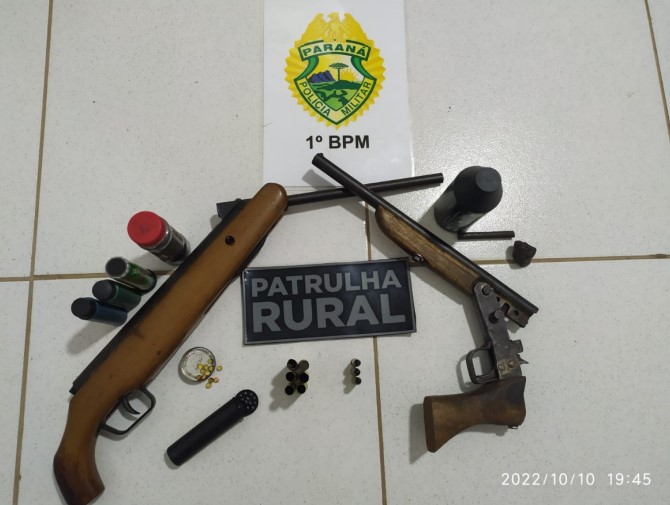 Espingardas e munições são apreendidas em quarto de adolescente, em Castro