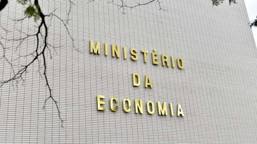 Bloqueio de mais de R$ 2 bilhões no orçamento atinge 11 ministérios, informa Economia