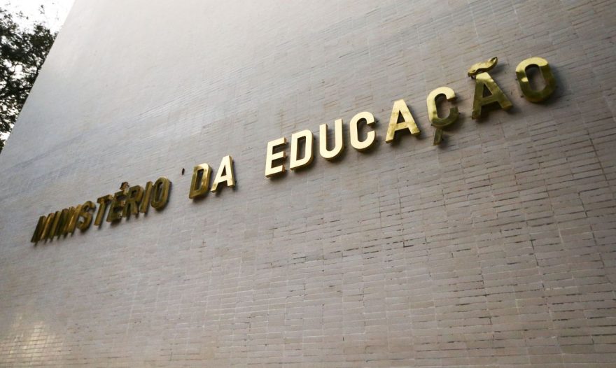 Governo bloqueia orçamento do MEC e universidades perdem R$ 328,5 milhões