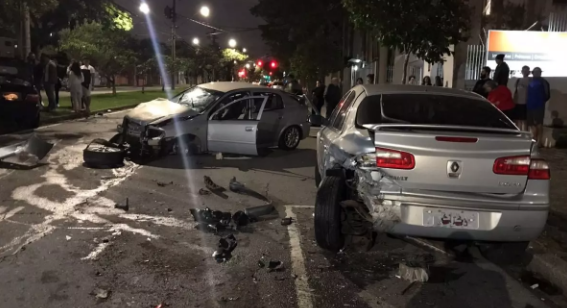 Suspeita de racha termina com acidente entre quatro veículos em Curitiba
