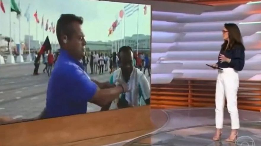 Vídeo: Repórter da Globo empurra torcedor durante entrada ao vivo no Catar