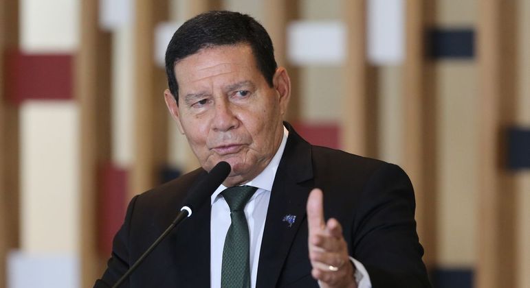 Mourão critica hipótese de golpe militar