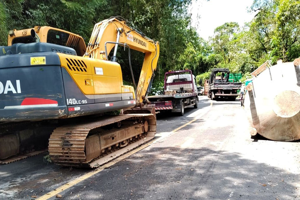 DER/PR avança nos trabalhos de recuperação do pavimento na Estrada da Graciosa