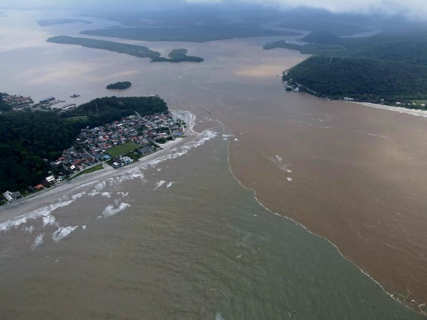 Fotos: Sedimentos de enchentes e desabamentos chegam à baía de Guaratuba