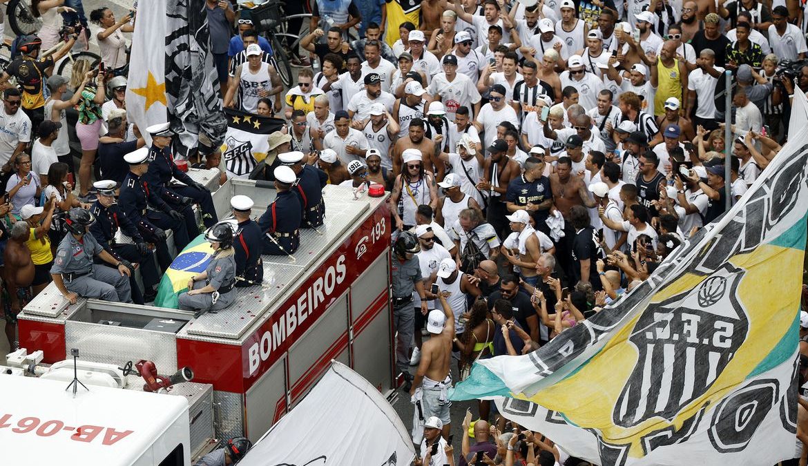 Após fim do velório, corpo de Pelé sai em cortejo por ruas de Santos