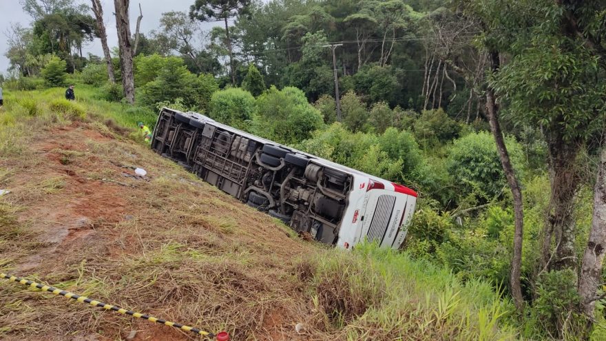 Grave acidente com ônibus deixa sete mortos na BR-277