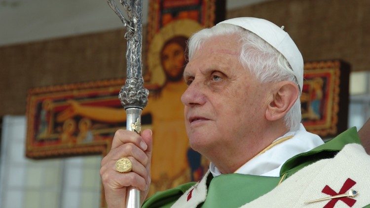 Fiéis prestam homenagem ao papa emérito Bento XVI em velório no Vaticano