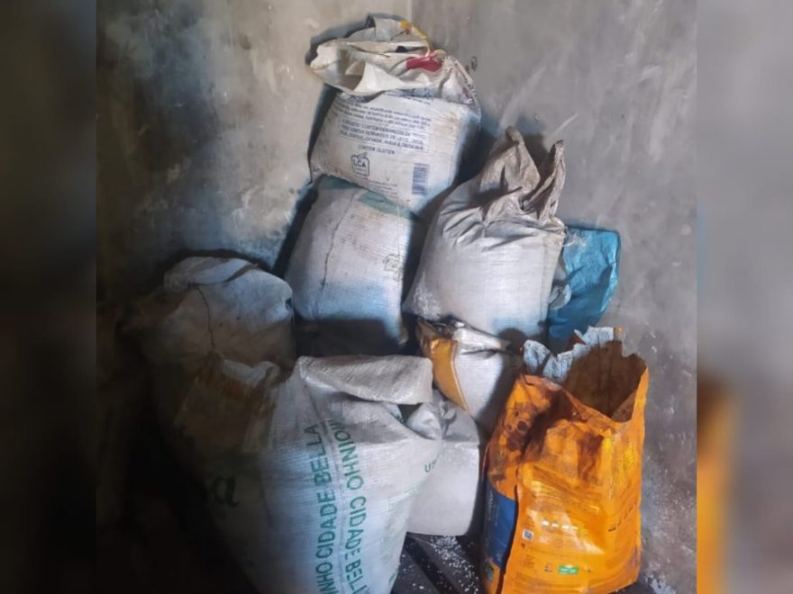 Polícia Militar recupera mais de 30 sacos com fertilizantes saqueados de caminhões no Paraná
