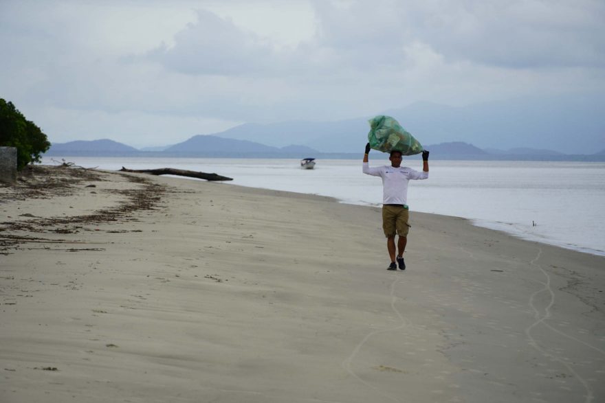 Mutirão recolhe quase uma tonelada de lixo da Ilha do Mel