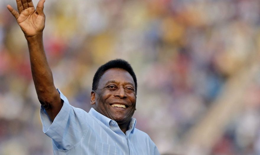 Velório de Pelé recebe últimos fãs antes de cortejo e sepultamento em Santos