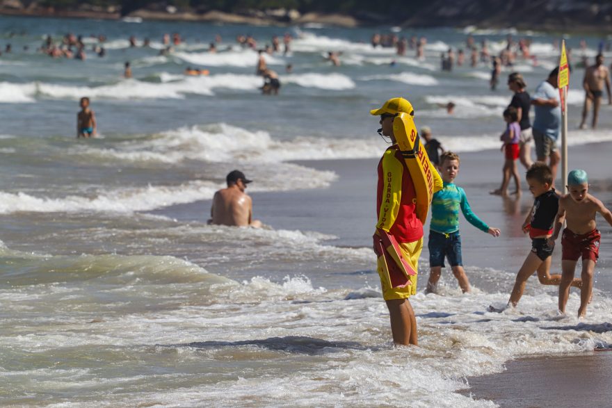 Em pouco mais de um mês, Bombeiros fazem 870 salvamentos no litoral paranaense