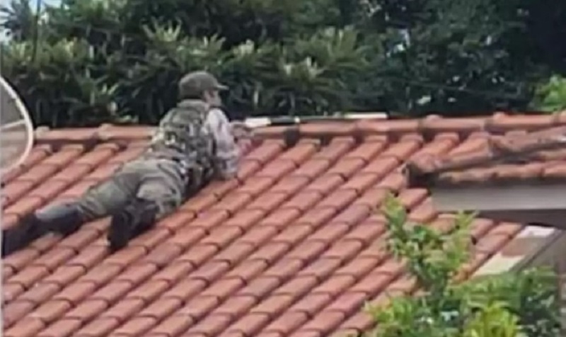 Homem armado sobe em telhado, atira contra polícia e morre em confronto