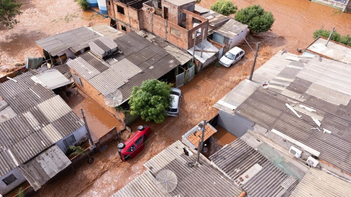Após fortes chuvas, barragem transborda, água invade casas e deixa famílias desabrigadas em município do Paraná