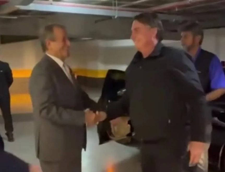 Ex-Presidente Bolsonaro desembarca no Brasil após três meses nos EUA