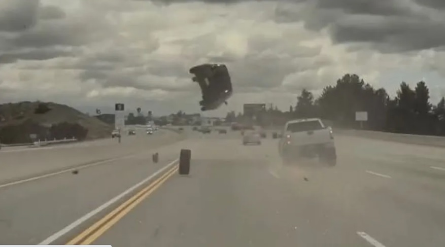 Vídeo: Carro levanta voo após ser atingido por pneu