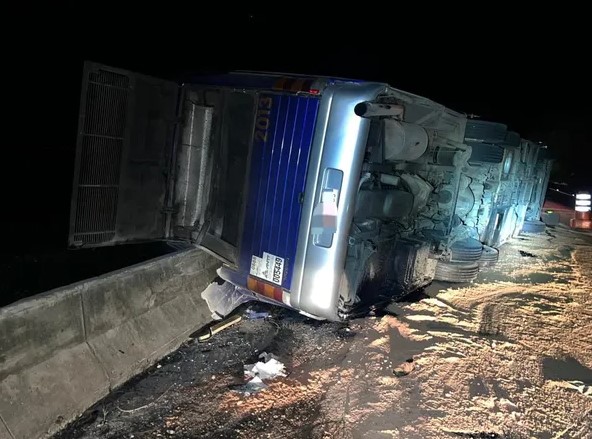 Ônibus que saiu do Paraná com destino a Aparecida do Norte tomba e deixa três mortos