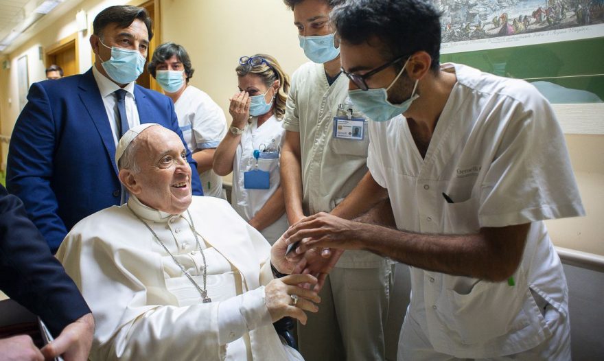 Papa Francisco deve deixar hospital no sábado, diz Vaticano