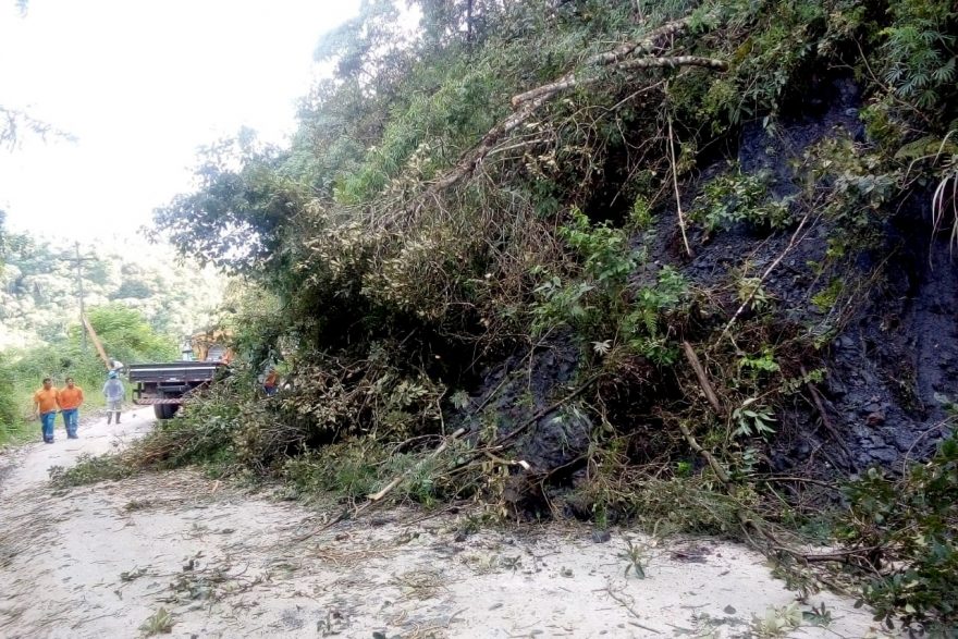 Fotos: PR-090, em Campo Largo, é atingida por queda de barreira