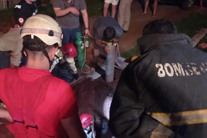 Fotos: Criança é resgatada após cair em buraco de dois metros no Paraná
