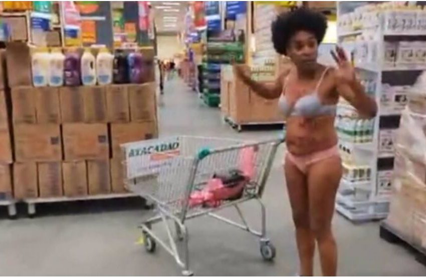 No PR, professora tira a roupa em supermercado em protesto antirracismo