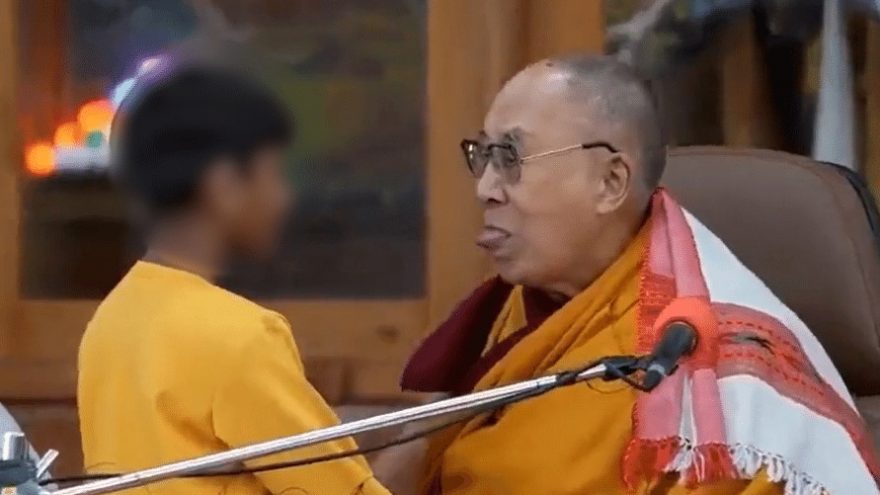 Dalai Lama pede beijo a menino e se desculpa após repercussão