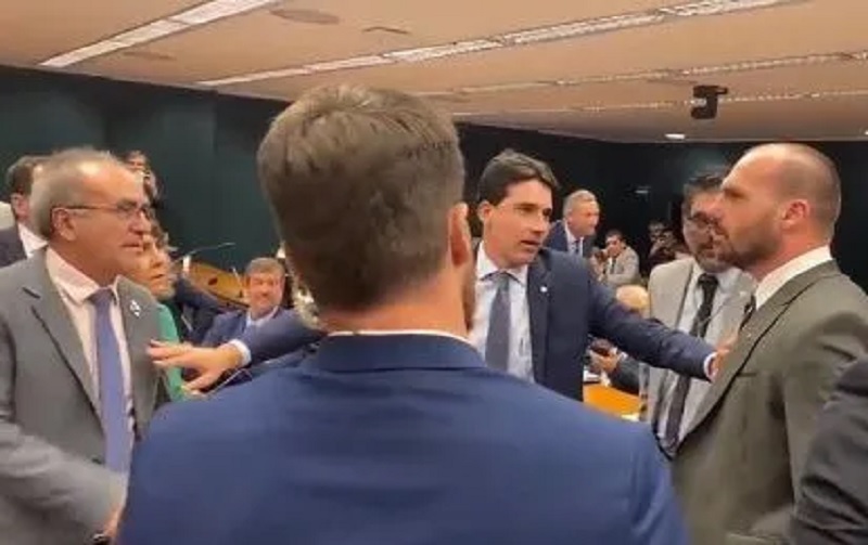 Vídeo: Eduardo Bolsonaro parte para cima de deputado após facada ser questionada: “Te enfio a mão na cara”