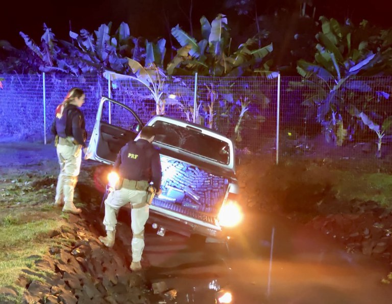 PRF apreende quase uma tonelada de maconha, recupera caminhonete roubada e prende homem no Paraná