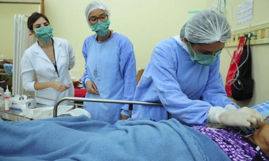 Governo publica lei que destina R$ 7,3 bilhões para pagamento do piso da enfermagem