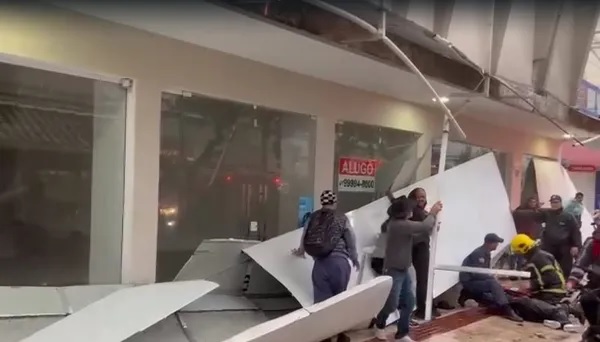 Queda de marquise atinge pessoas e deixa feridos em Balneário Camboriú