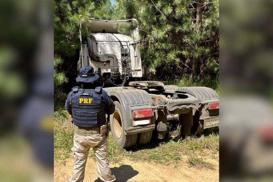 PRF localiza caminhão roubado horas depois de motorista ser assaltado nos Campos Gerais