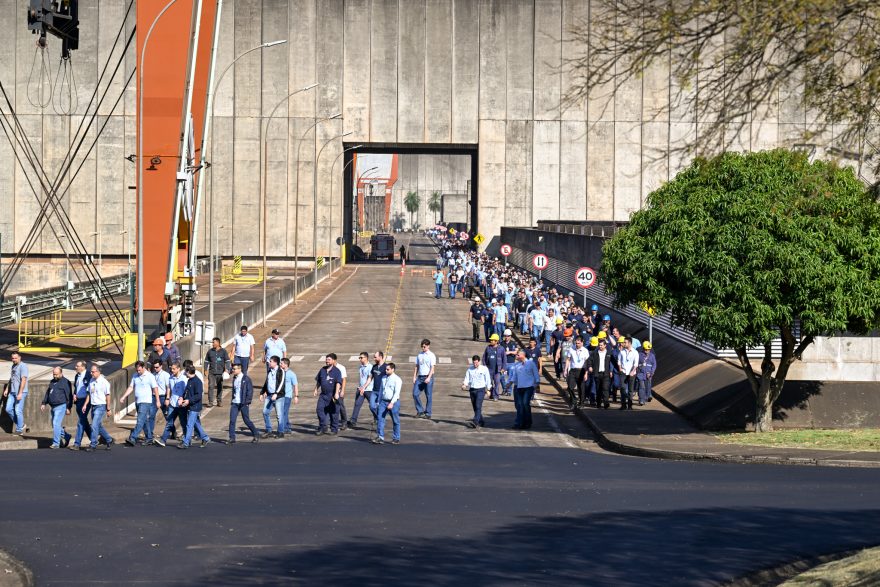 Empregados de Itaipu participam de simulado de abandono da usina