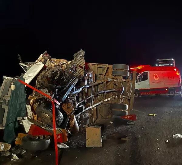 Três pessoas morrem em colisão frontal entre caminhonete e caminhão na PR-463